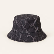 Dunkelgrauer Snake Bucket Hat mit goldener Plakette von Santana Vega, weitere Ansicht