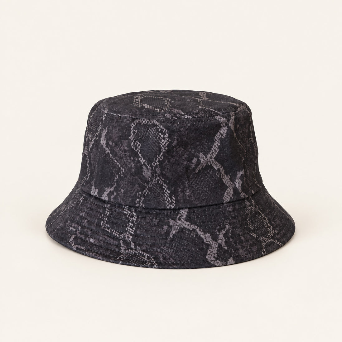 Dunkelgrauer Snake Bucket Hat mit goldener Plakette von Santana Vega, weitere Ansicht