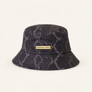 Santana Vega Snake Bucket Hat in Dunkelgrau mit Schlangenprint und goldener Plakette