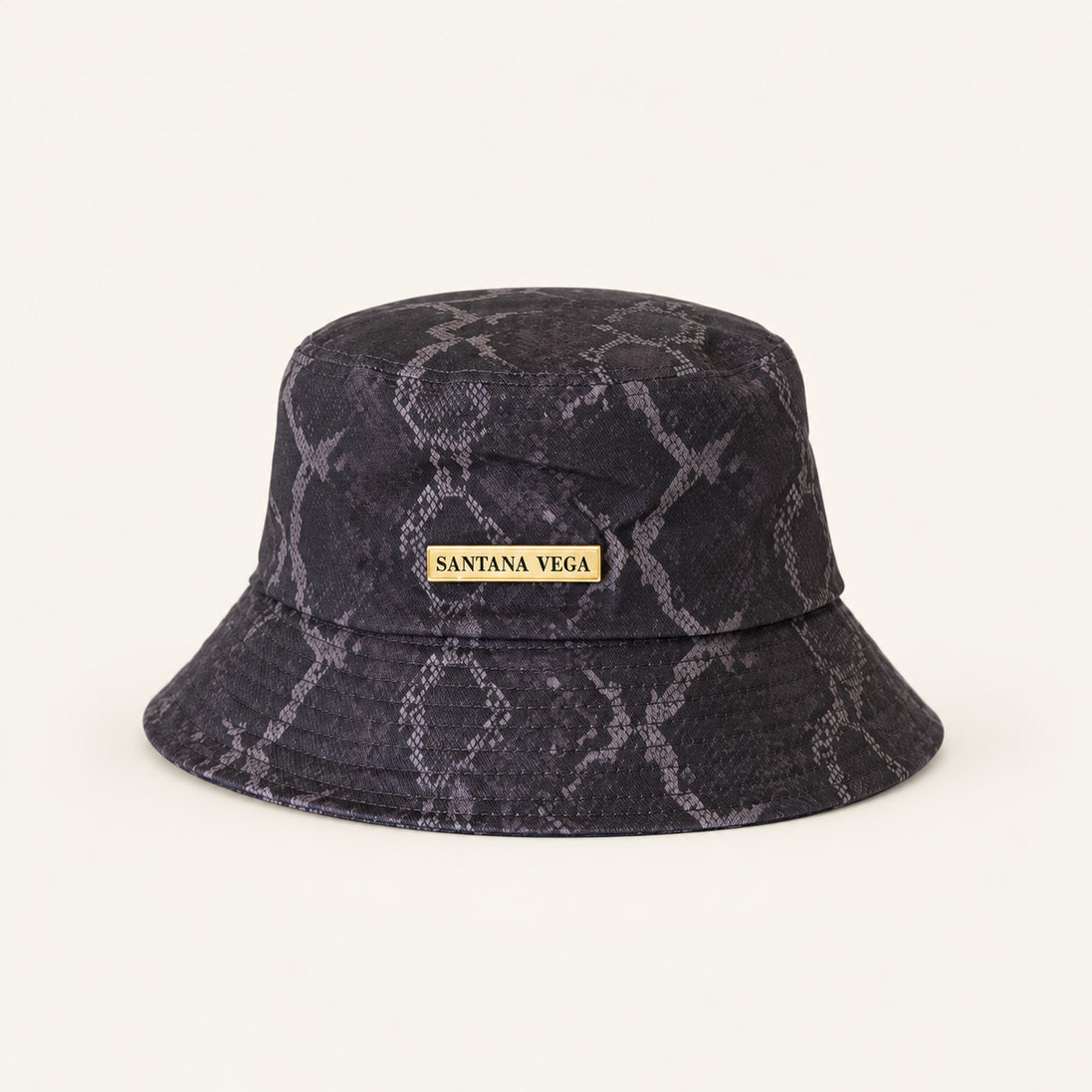 Santana Vega Snake Bucket Hat in Dunkelgrau mit Schlangenprint und goldener Plakette