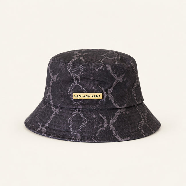 Santana Vega Snake Bucket Hat in Dunkelgrau mit Schlangenprint und goldener Plakette