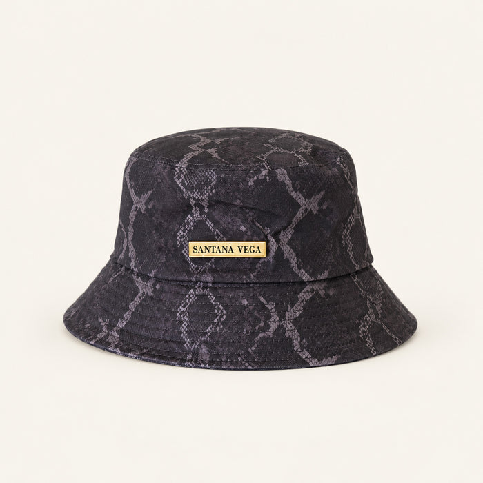 Santana Vega Snake Bucket Hat in Dunkelgrau mit Schlangenprint und goldener Plakette