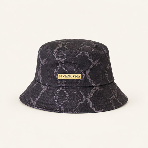Santana Vega Snake Bucket Hat in Dunkelgrau mit Schlangenprint und goldener Plakette
