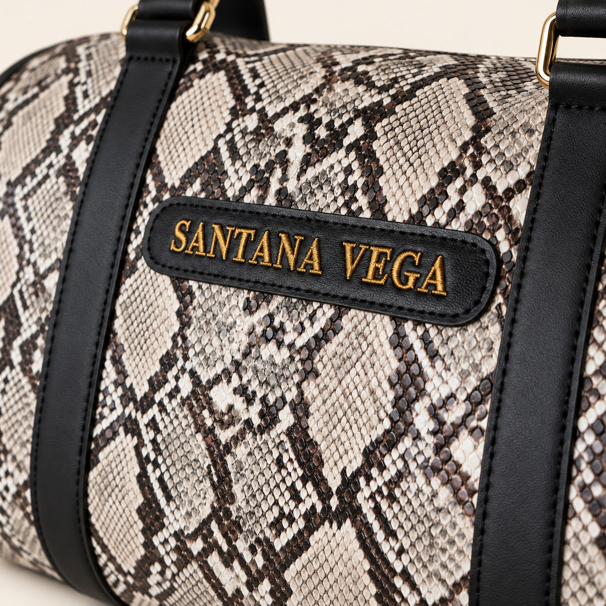 Nahaufnahme von Stickerei und Lederdetails der Santana Vega Snake Reisetasche