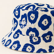 Nahaufnahme der Stickerei auf dem weiss-blauen Jaguar Bucket Hat von Santana Vega