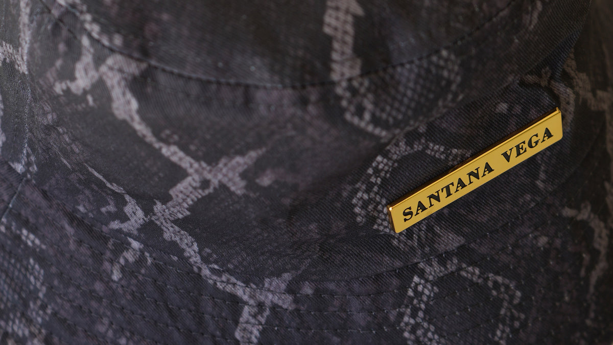 Details des Snake Bucket Hats von Santana Vega