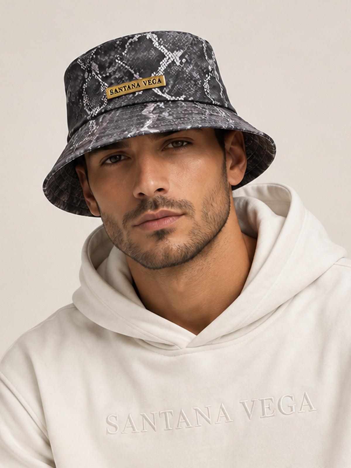 Passform des Snake Bucket Hats von Santana Vega