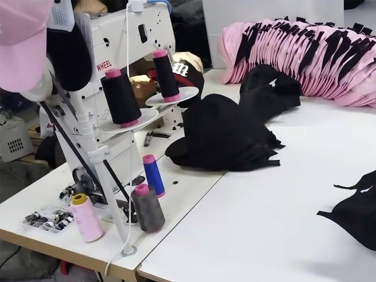 Produktion der Santana Vega Bucket Hats