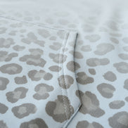 Detailaufnahme von Stoff und Leopardenmuster des hellblauen Santana Vega Hoodies