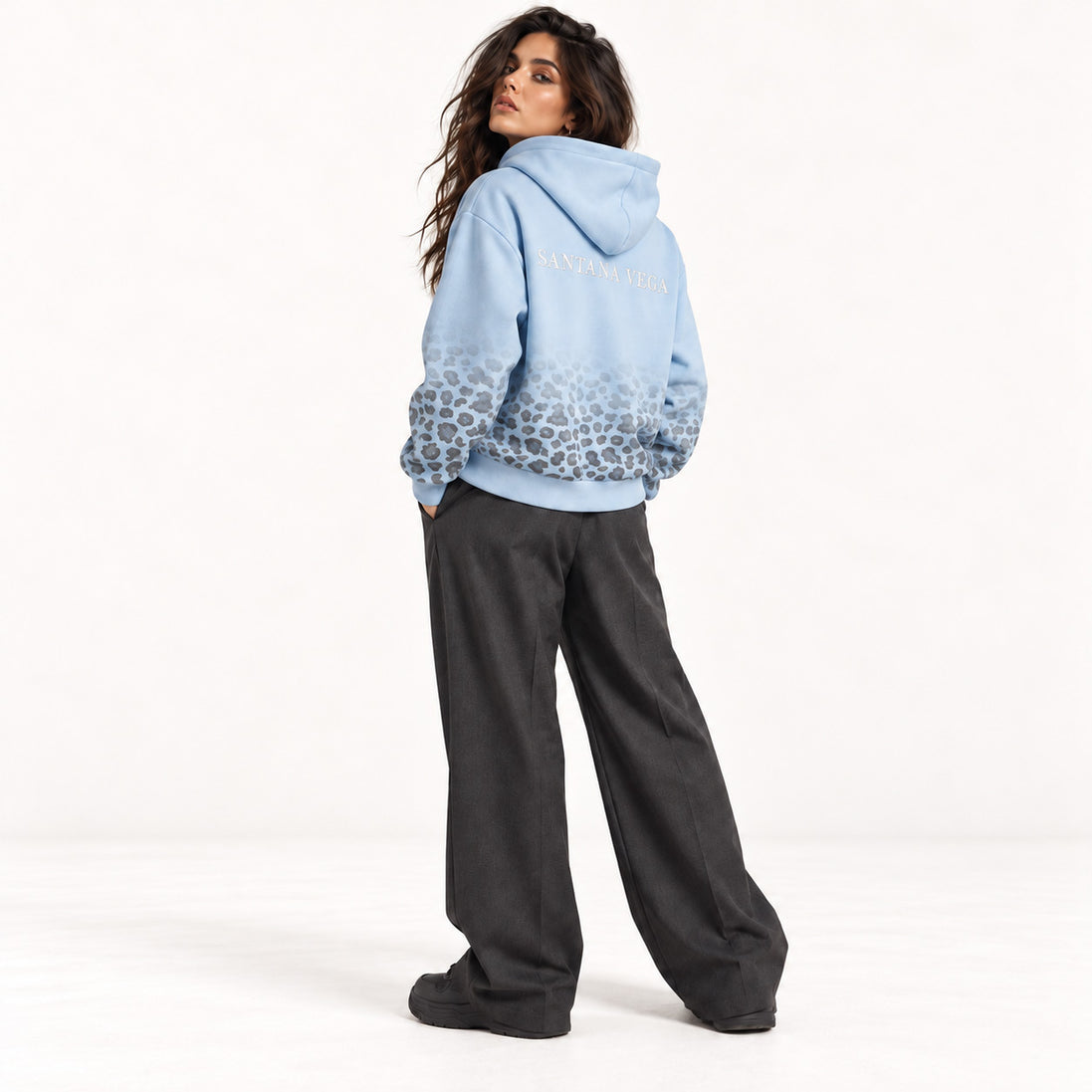 Model im hellblauen Leopard Print Hoodie von Santana Vega, Blick zur Seite
