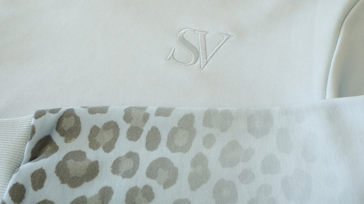 Details des Santana Vega Hoodies mit Leopardenmuster