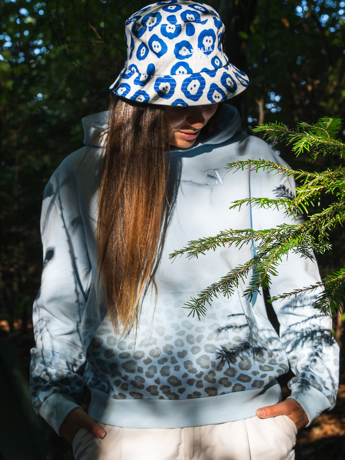 Passform des Leopard Hoodies von Santana Vega