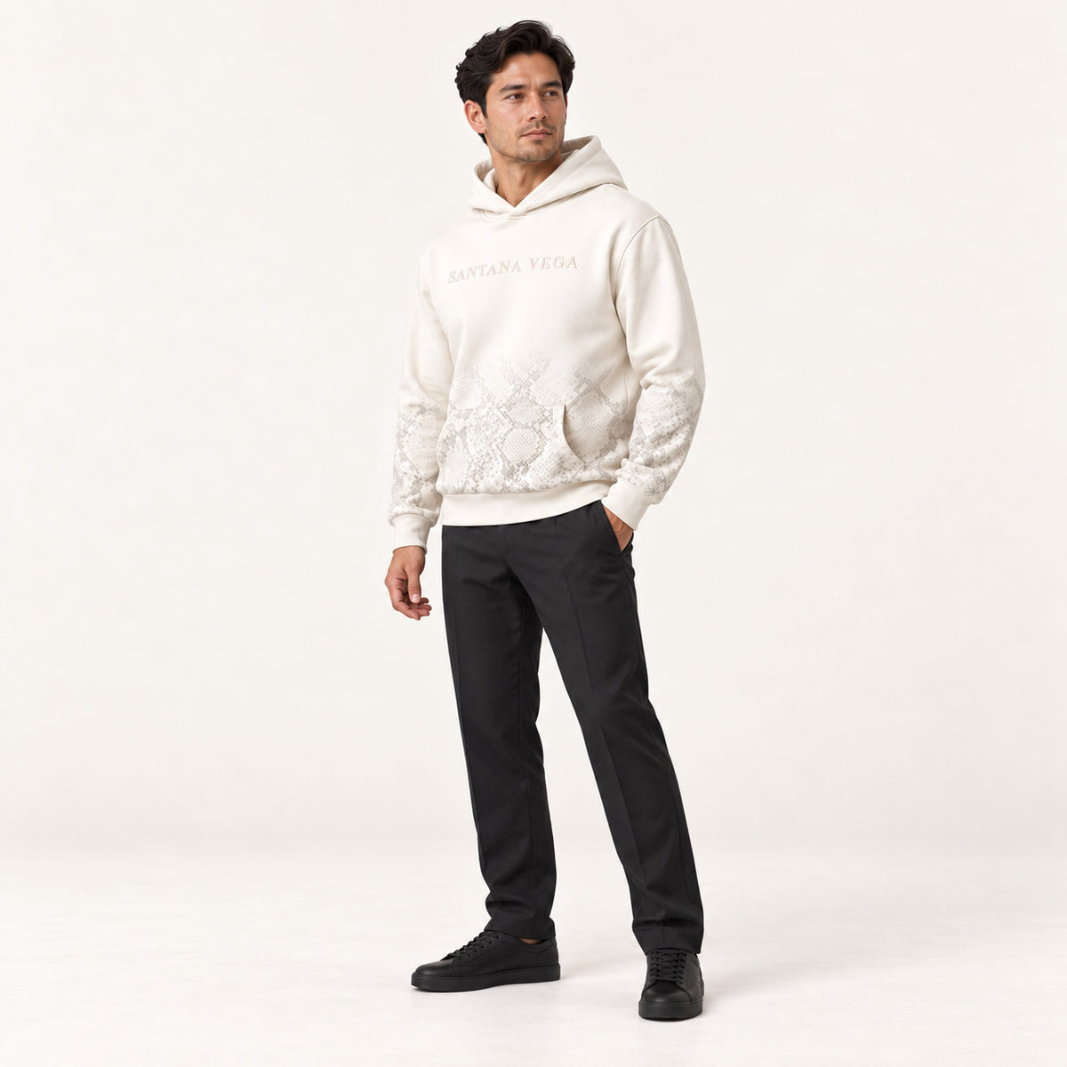 Männliches Model posiert im Off-White Hoodie mit Schlangenmuster von Santana Vega