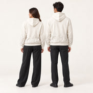 Zwei Models im Off-White Snake Print Hoodie von Santana Vega, Blick zur Seite