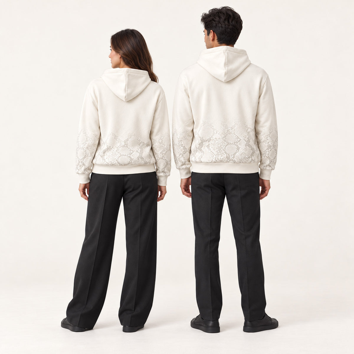 Zwei Models im Off-White Snake Print Hoodie von Santana Vega, Blick zur Seite