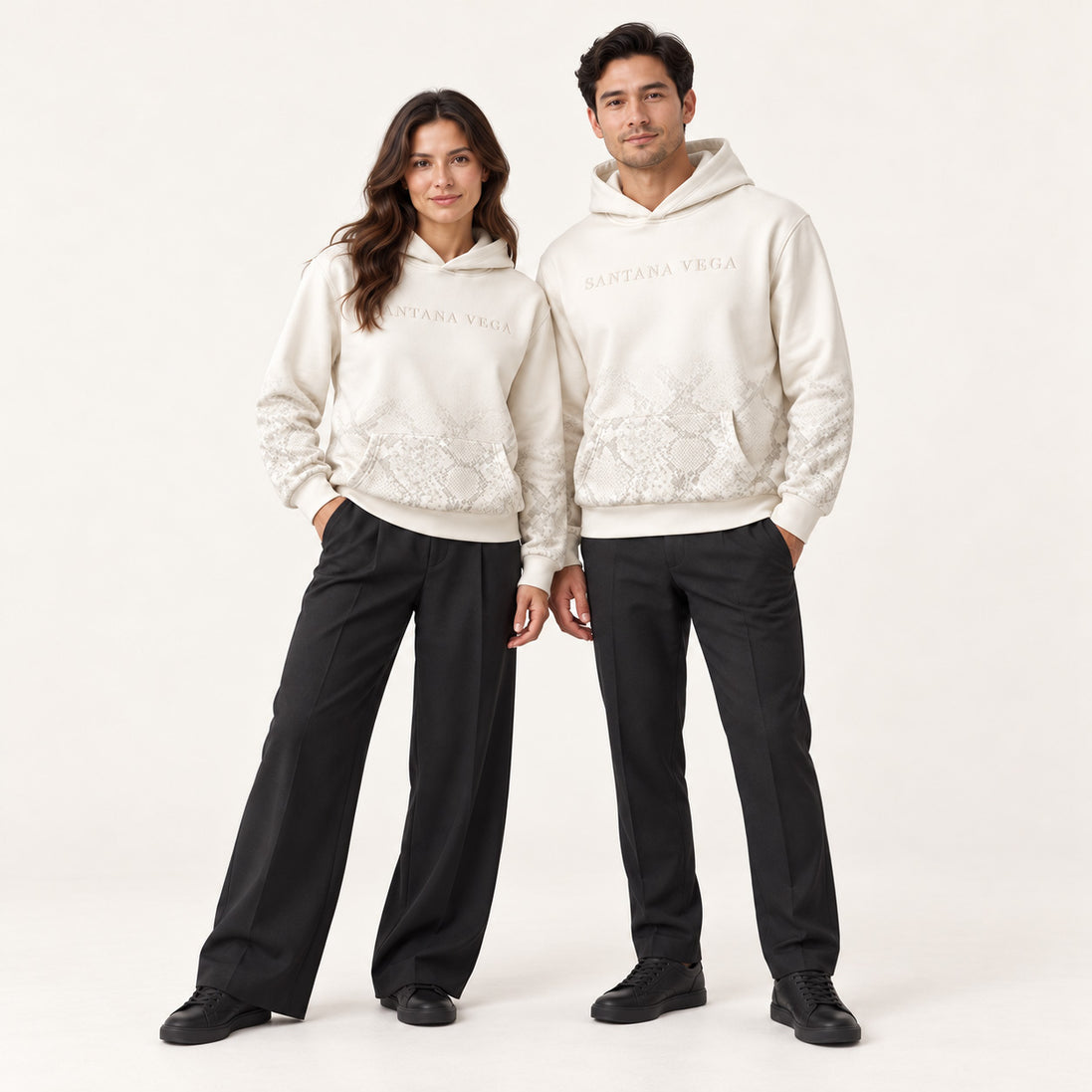 Zwei Models tragen den Off-White Snake Print Hoodie von Santana Vega als Unisex-Look