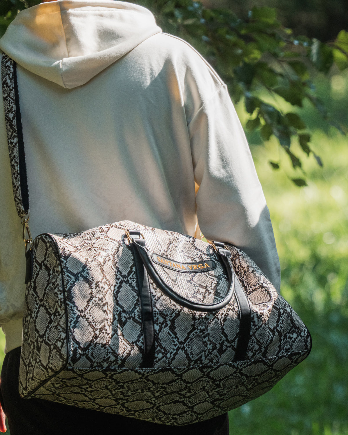 Snake Reisetasche von Santana Vega über der Schulter, getragen zum Off-White Hoodie