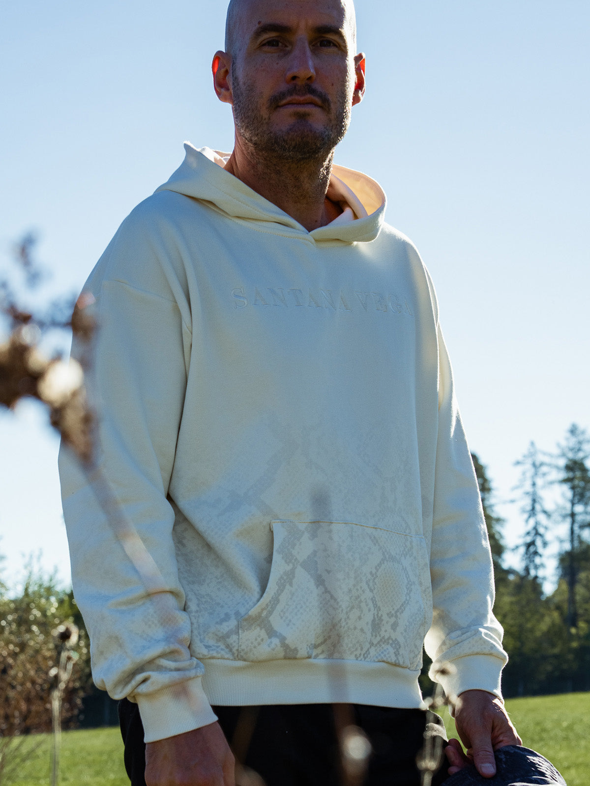 Passform des Snake Hoodies von Santana Vega